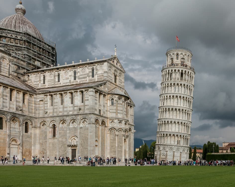 leaning tower of pisa with cathedral beside it in italy